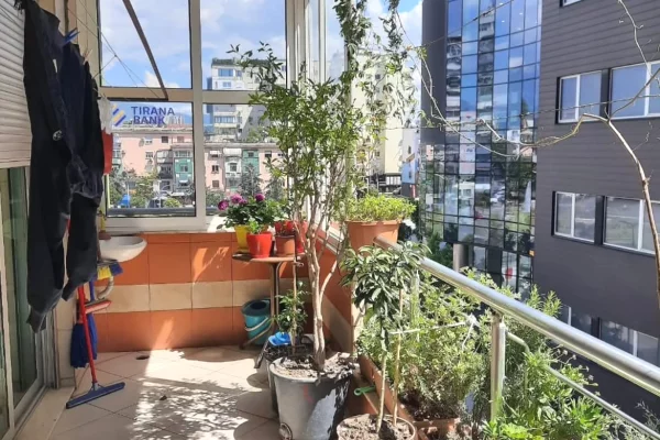 Shtepi ne shitje Apartament ne Tirane, 2+1, Mobilimi E mobiluar, Pagesa 250,000  Euro.