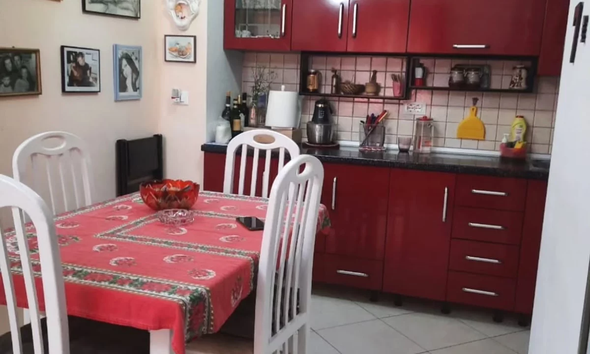 Shtepi ne shitje Apartament ne Tirane, 2+1, Mobilimi E mobiluar, Pagesa 250,000  Euro.