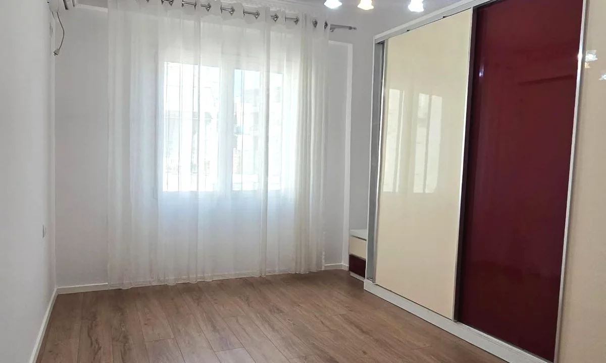 Shtepi ne shitje Apartament ne Tirane, 2+1, Mobilimi E mobiluar, Pagesa 258,000  Euro.