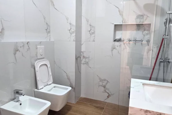 Shtepi ne shitje Apartament ne Tirane, 2+1, Mobilimi E mobiluar, Pagesa 258,000  Euro.