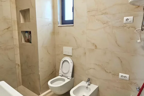 Shtepi ne shitje Apartament ne Tirane, 2+1, Mobilimi E mobiluar, Pagesa 238,500  Euro.