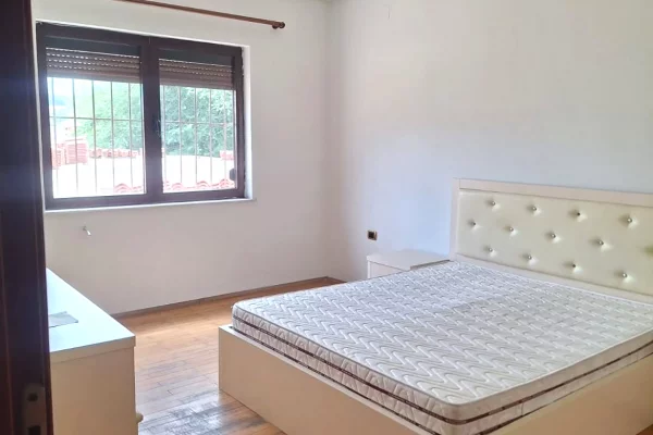 Shtepi ne shitje Apartament ne Tirane, 3+1, Mobilimi E mobiluar, Pagesa 189,000  Euro.