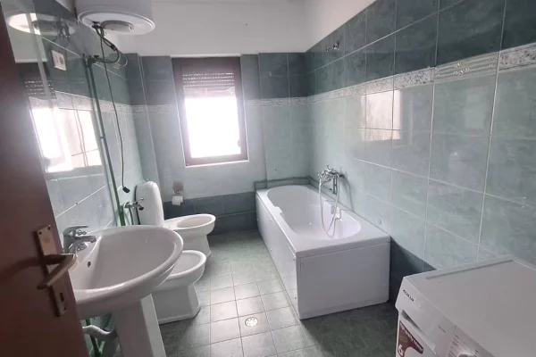 Shtepi ne shitje Apartament ne Tirane, 3+1, Mobilimi E mobiluar, Pagesa 189,000  Euro.