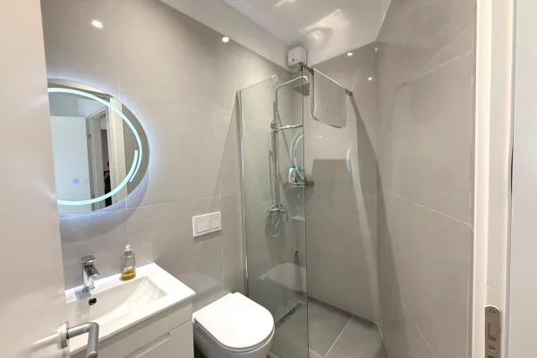 Shtepi ne shitje Apartament ne Tirane, 2+1, Mobilimi E mobiluar, Pagesa 265,000  Euro.
