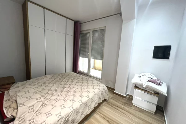 Shtepi ne shitje Apartament ne Tirane, 1+1, Mobilimi E mobiluar, Pagesa 82,000  Euro.