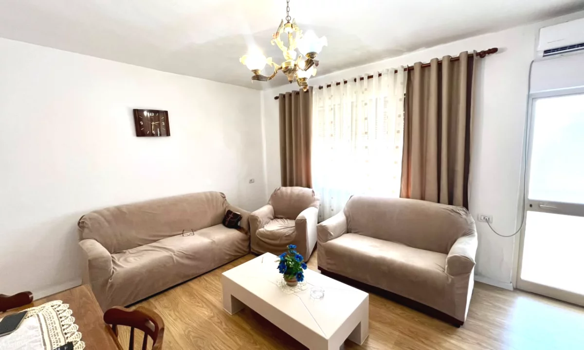 Shtepi ne shitje Apartament ne Tirane, 3+1, Mobilimi E mobiluar, Pagesa 180,000  Euro.