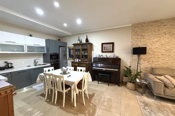 Shtepi ne shitje Apartament ne Tirane, 2+1, Mobilimi E mobiluar, Pagesa 280,000  Euro.