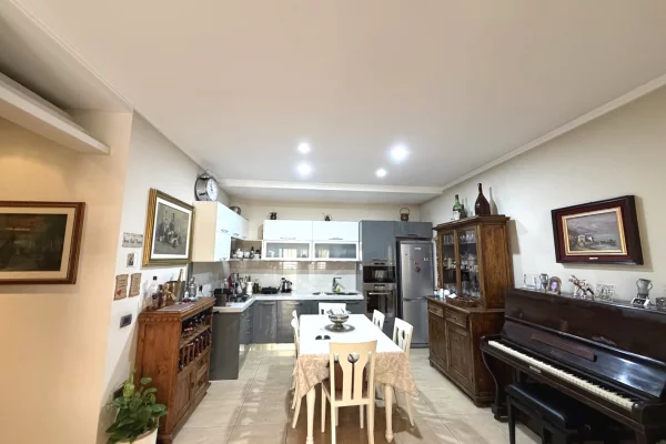 Shtepi ne shitje Apartament ne Tirane, 2+1, Mobilimi E mobiluar, Pagesa 280,000  Euro.