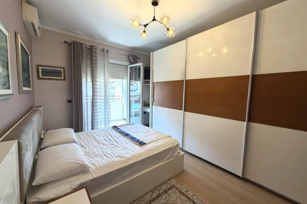 Shtepi ne shitje Apartament ne Tirane, 2+1, Mobilimi E mobiluar, Pagesa 280,000  Euro.