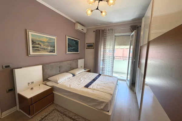 Shtepi ne shitje Apartament ne Tirane, 2+1, Mobilimi E mobiluar, Pagesa 280,000  Euro.