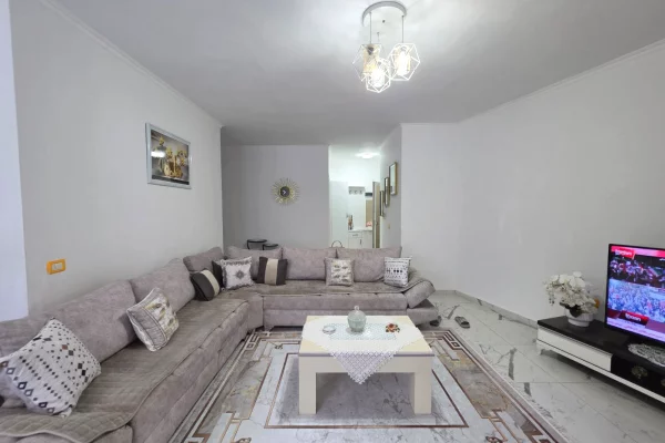 Shtepi ne shitje Apartament ne Tirane, 2+1, Mobilimi E mobiluar, Pagesa 148,000  Euro.