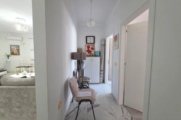 Shtepi ne shitje Apartament ne Tirane, 2+1, Mobilimi E mobiluar, Pagesa 148,000  Euro.