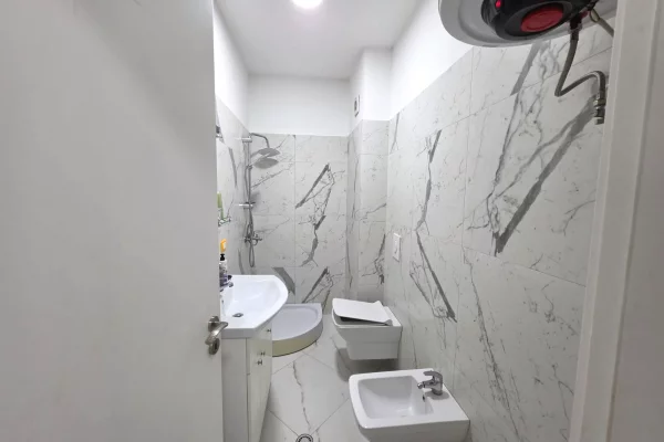 Shtepi ne shitje Apartament ne Tirane, 2+1, Mobilimi E mobiluar, Pagesa 148,000  Euro.