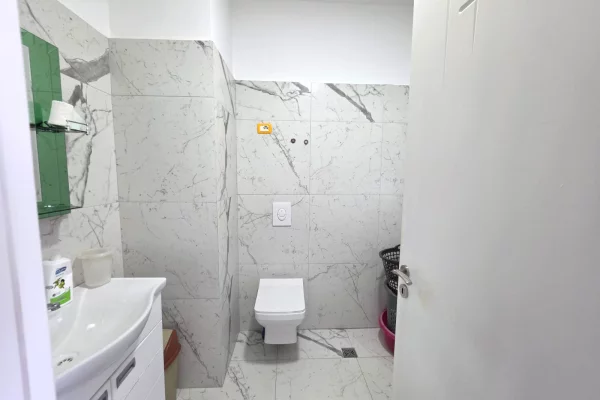 Shtepi ne shitje Apartament ne Tirane, 2+1, Mobilimi E mobiluar, Pagesa 148,000  Euro.