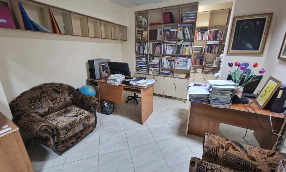 Jepet me qera ambjent zyre te Rruga Fortuzi prane Ministrise se Drejtesise