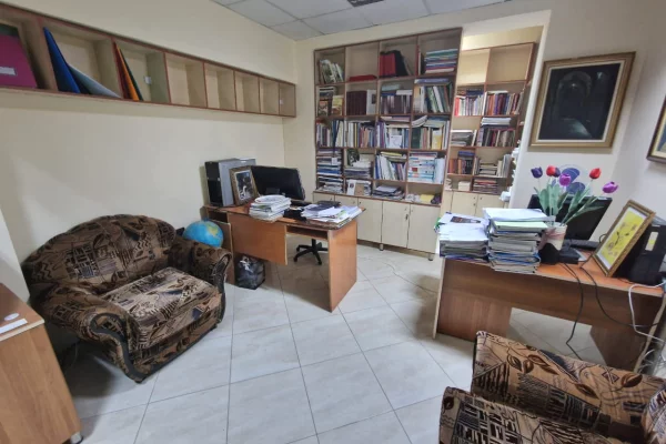 Ambient biznesi me qera 3+1 ne Tirane - 450 Euro