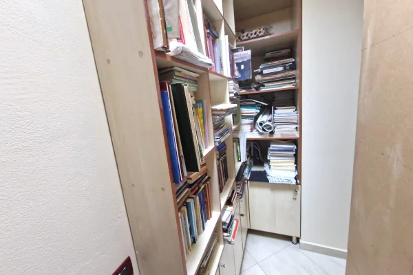 Jepet me qera ambjent zyre te Rruga Fortuzi prane Ministrise se Drejtesise