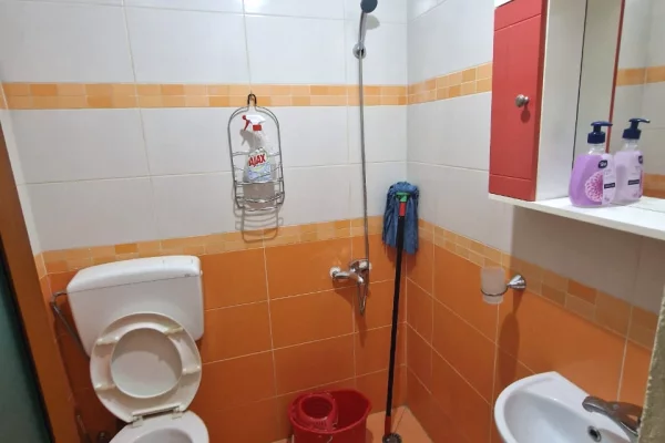 Jepet me qera ambjent zyre te Rruga Fortuzi prane Ministrise se Drejtesise