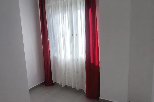 Shtepi ne shitje Apartament ne Tirane, 1+1, Mobilimi Bosh, pa mobiluar, Pagesa 86,000  Euro.
