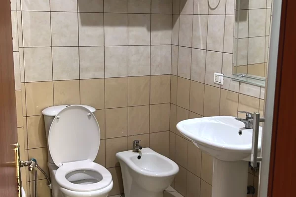 Shtepi me qera Apartament ne Tirane, 2+1, Mobilimi E mobiluar, Pagesa 55,000  Leke.