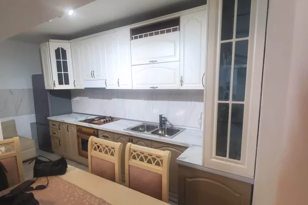 Shtepi me qera Apartament ne Tirane, 2+1, Mobilimi E mobiluar, Pagesa 55,000  Leke.