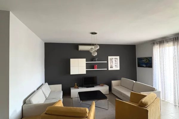Shtepi me qera 2+1 ne Tirane - 65,000 Leke