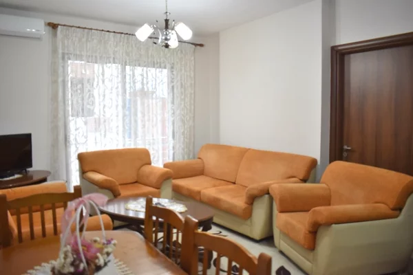 Shtepi me qera 2+1 ne Tirane - 52,000 Leke