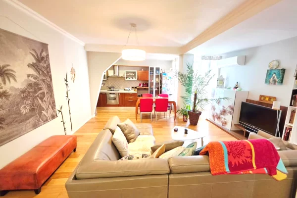 Shtepi ne shitje Apartament ne Tirane, 2+1, Mobilimi E mobiluar, Pagesa 409,000  Euro.