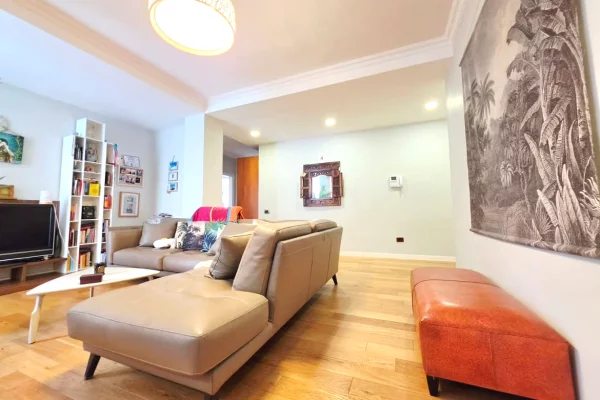Shtepi ne shitje Apartament ne Tirane, 2+1, Mobilimi E mobiluar, Pagesa 409,000  Euro.