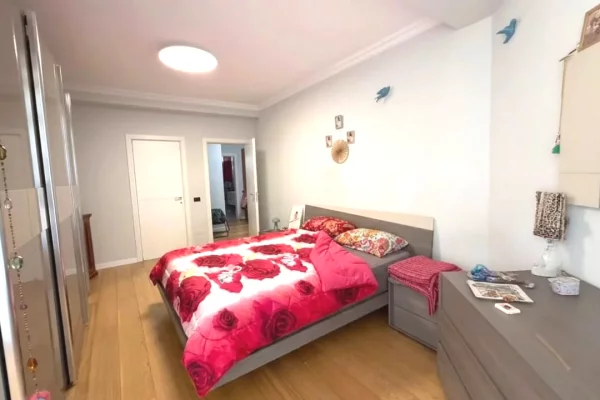 Shtepi ne shitje Apartament ne Tirane, 2+1, Mobilimi E mobiluar, Pagesa 409,000  Euro.