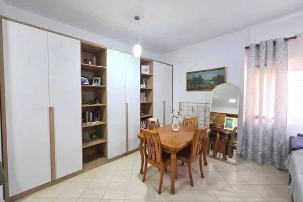 Shtepi ne shitje Apartament ne Tirane, 1+1, Mobilimi E mobiluar, Pagesa 212,000  Euro.