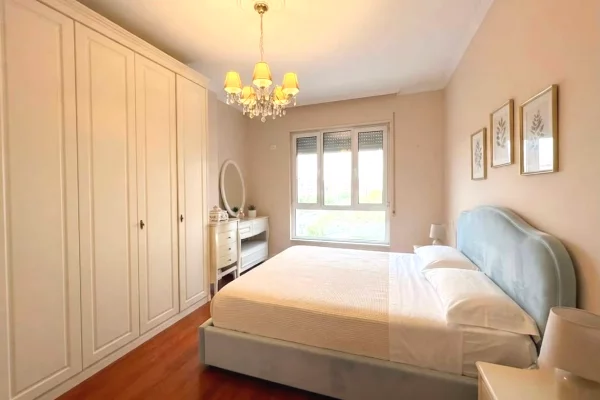 Shtepi ne shitje Apartament ne Tirane, 2+1, Mobilimi E mobiluar, Pagesa 249,000  Euro.