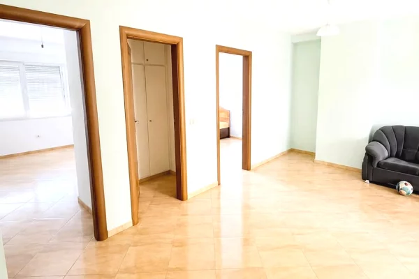 Shtepi ne shitje Apartament ne Tirane, 2+1, Mobilimi Bosh, pa mobiluar, Pagesa 100,000  Euro.