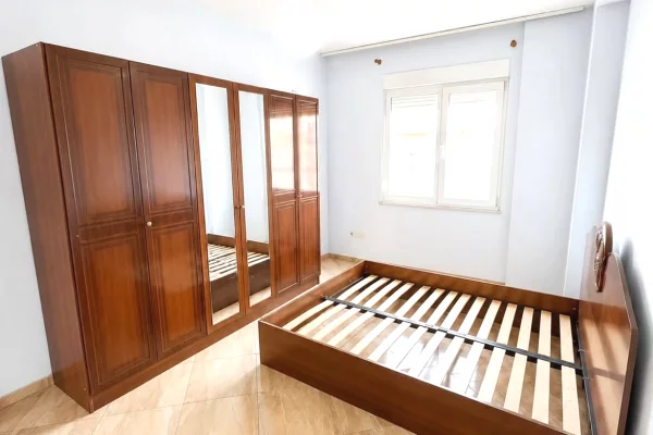 Shtepi ne shitje Apartament ne Tirane, 2+1, Mobilimi Bosh, pa mobiluar, Pagesa 100,000  Euro.