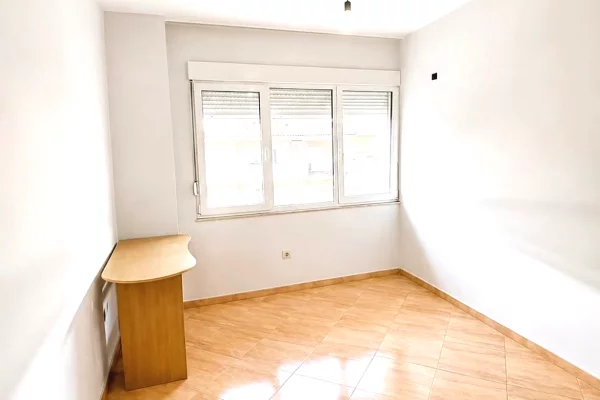Shtepi ne shitje Apartament ne Tirane, 2+1, Mobilimi Bosh, pa mobiluar, Pagesa 100,000  Euro.