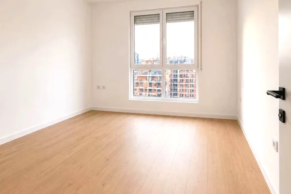 5 Maji, buze rruge  Shesim apartament me super cmim:  1+1