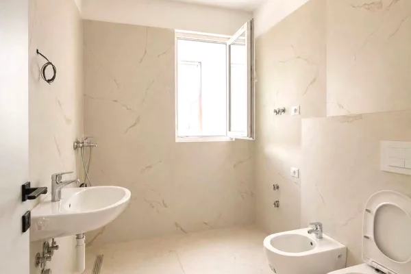 Shtepi ne shitje Apartament ne Tirane, 1+1, Mobilimi Bosh, pa mobiluar, Pagesa 112,000  Euro.