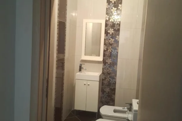 Shtepi me qera Apartament ne Tirane, 2+1, Mobilimi E mobiluar, Pagesa 45,000  Leke.