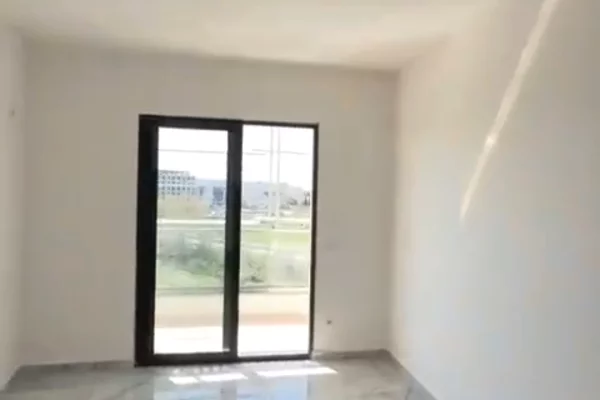 Shtepi ne shitje Apartament ne Durres, 1+1, Mobilimi Bosh, pa mobiluar, Pagesa 75,900  Euro.