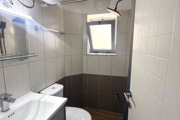 Shtepi me qera Apartament ne Tirane, 1+1, Mobilimi E mobiluar, Pagesa 50,000  Leke.