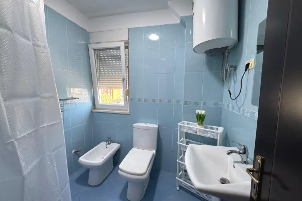 Shtepi me qera Apartament ne Tirane, 2+1, Mobilimi E mobiluar, Pagesa 70,000  Leke.
