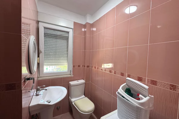 Shtepi me qera Apartament ne Tirane, 2+1, Mobilimi E mobiluar, Pagesa 70,000  Leke.