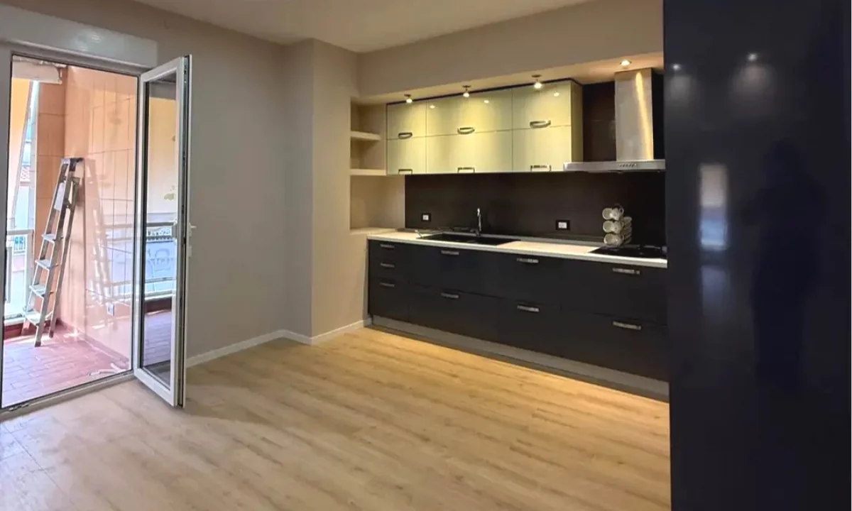 Shtepi ne shitje Apartament ne Tirane, 2+1, Mobilimi Pjeserisht e mobiluar, Pagesa 198,000  Euro.