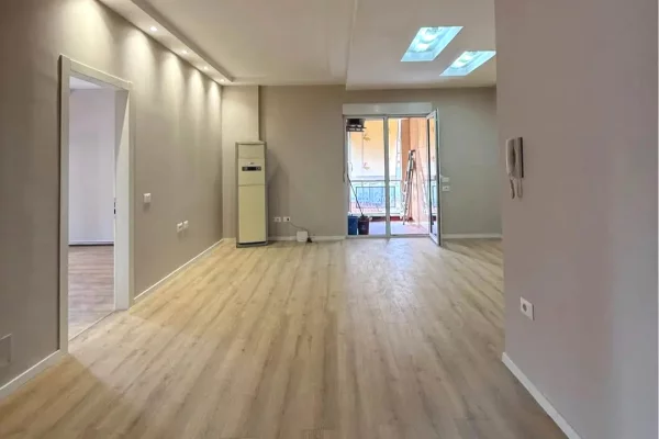 Shtepi ne shitje Apartament ne Tirane, 2+1, Mobilimi Pjeserisht e mobiluar, Pagesa 198,000  Euro.
