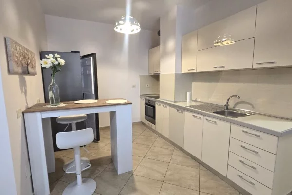 Shtepi me qera Apartament ne Tirane, 2+1, Mobilimi E mobiluar, Pagesa 65,000  Leke.