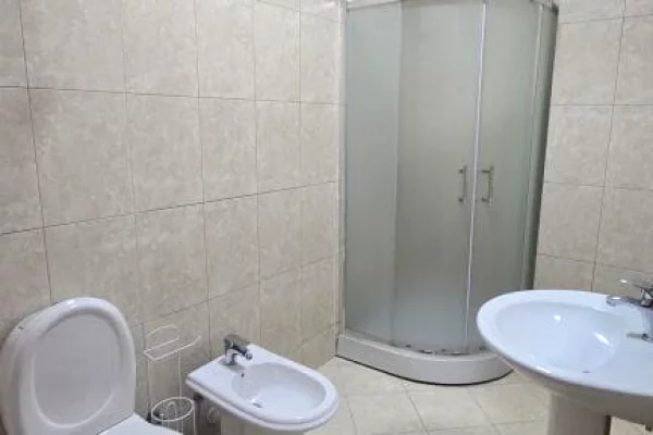 Shtepi me qera Apartament ne Tirane, 2+1, Mobilimi E mobiluar, Pagesa 65,000  Leke.