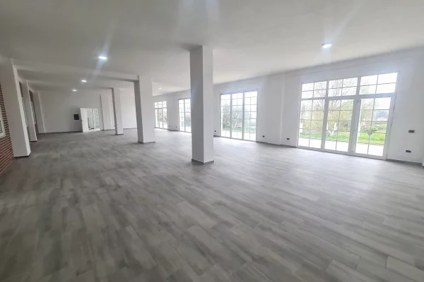 Ambient biznesi me qera 3+1 ne Tirane - 1,100 Euro