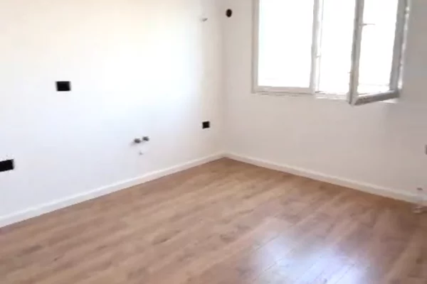 Shtepi ne shitje Apartament ne Tirane, 1+1, Mobilimi Bosh, pa mobiluar, Pagesa 125,000  Euro.