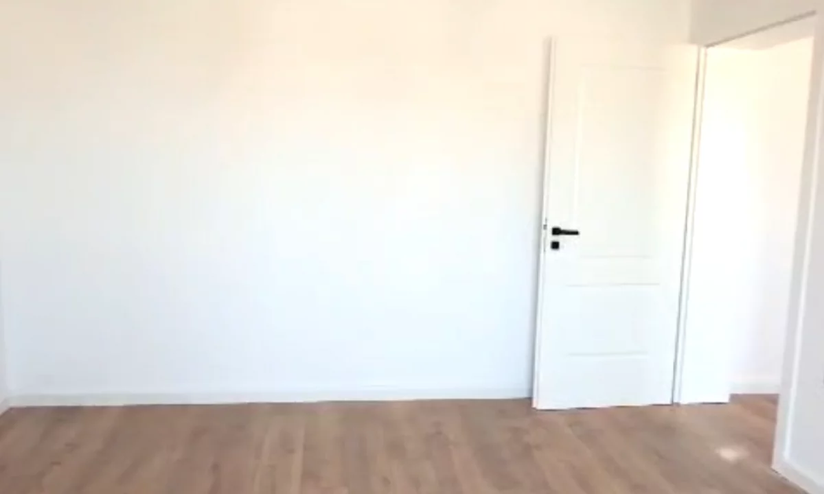 Shtepi ne shitje Apartament ne Tirane, 1+1, Mobilimi Bosh, pa mobiluar, Pagesa 125,000  Euro.