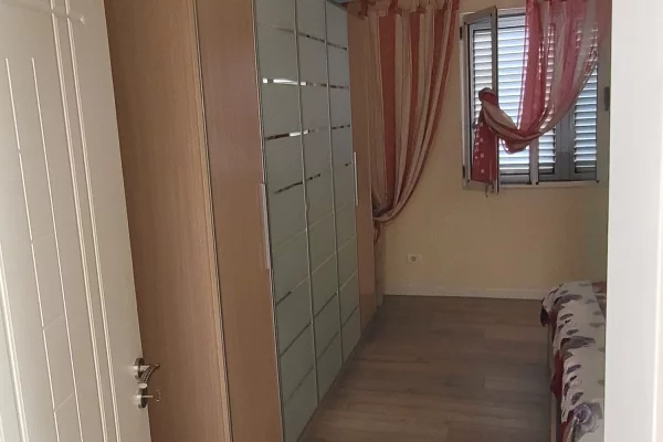 Shtepi me qera Apartament ne Tirane, 2+1, Mobilimi E mobiluar, Pagesa 70,000  Leke.